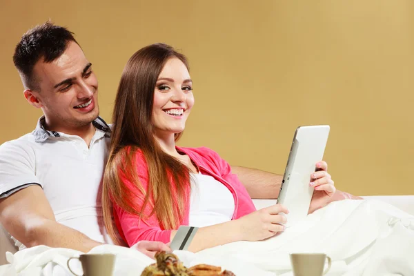 Couple with tablet pc and credit card — Stock Photo, Image