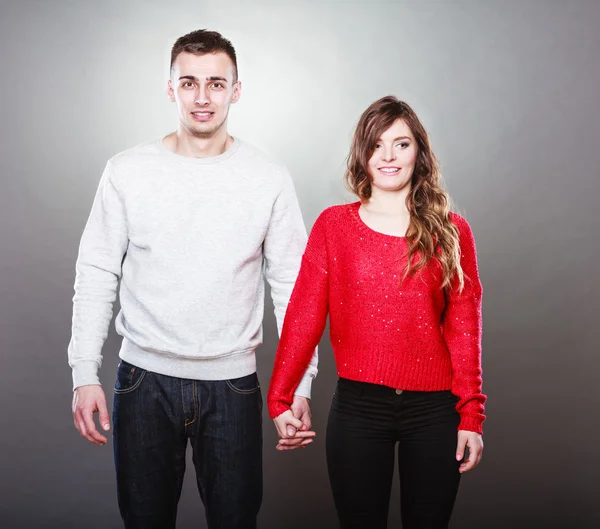 Paar hält Händchen — Stockfoto