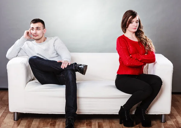 Пара после ссоры сидя на диване — стоковое фото