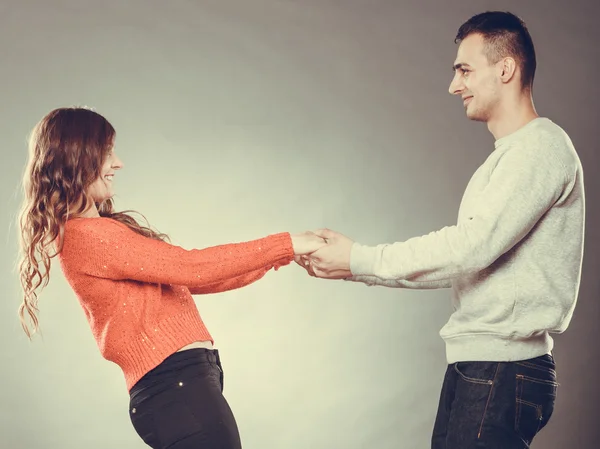 Par som håller varandras händer. — Stockfoto