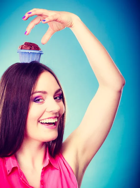 Femme tenant gâteau sur la tête — Photo