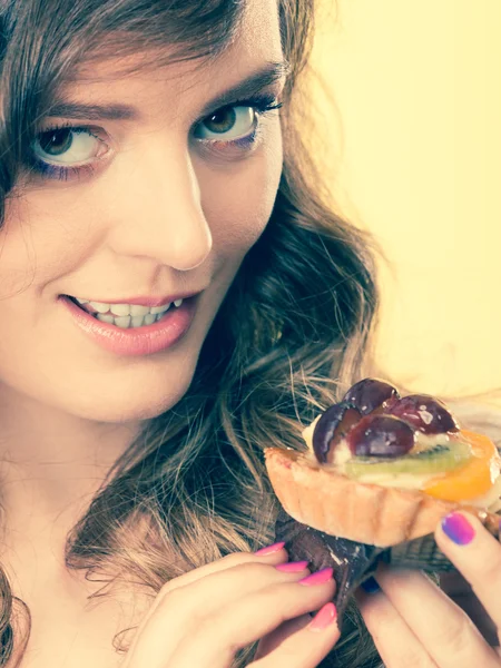 Улыбающаяся женщина держит фруктовый торт — стоковое фото