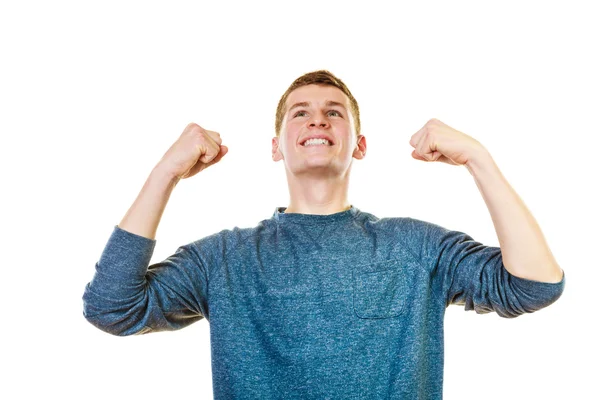 Giovane uomo con le braccia alzate — Foto Stock