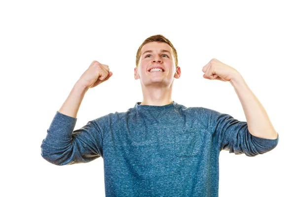 Jeune homme avec les bras levés — Photo