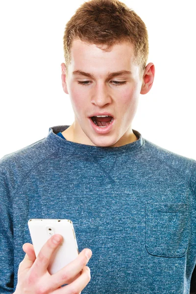 Jongen texting op mobiele telefoon — Stockfoto