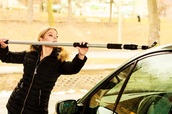 Žena mytí špinavé auto — Stock fotografie