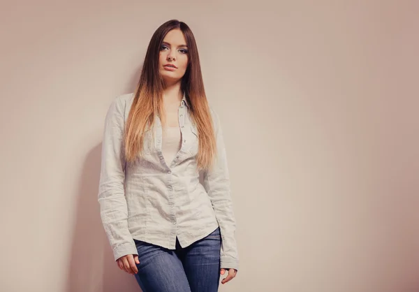 Modelo femenino posando — Foto de Stock