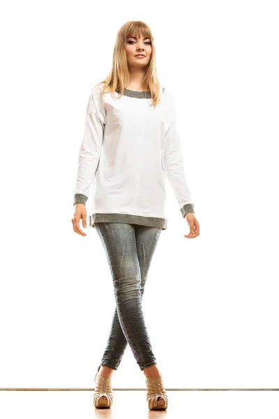 Kvinna i jeans byxor poserar — Stockfoto