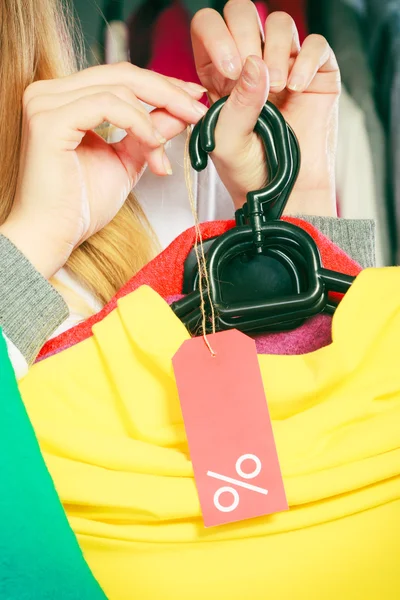 Mujer sosteniendo etiqueta de descuento . — Foto de Stock