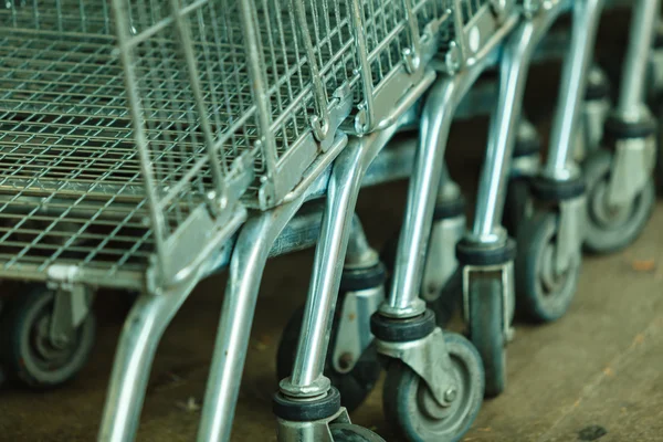 Rij van het winkelen kar trolleys — Stockfoto