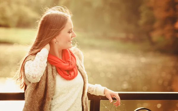 Портрет девушки расслабляющей прогулки в осеннем парке. — стоковое фото