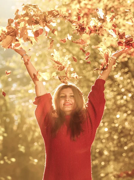 Femme se détendre dans le parc d'automne — Photo