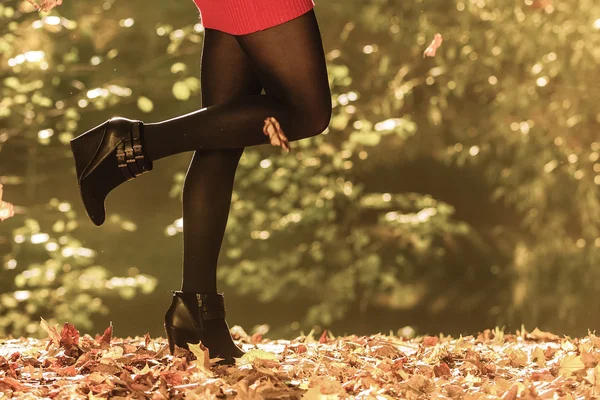 Pernas femininas em meia-calça preta — Fotografia de Stock