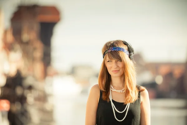 Flapper girl  standing on the street — Stock Photo, Image