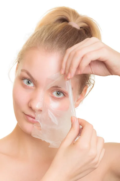 Kvinna att ta bort facial peel off mask — Stockfoto