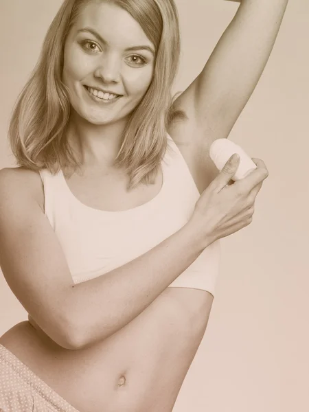 Chica aplicando desodorante palo — Foto de Stock