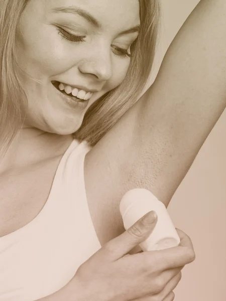 Flicka tillämpa pinne deodorant — Stockfoto