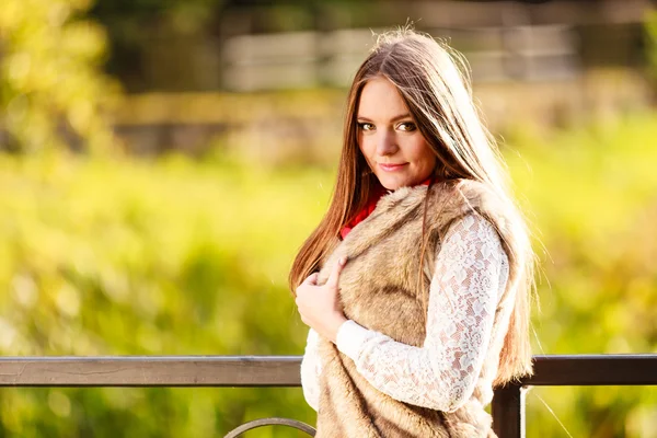 Mädchen entspannt im herbstlichen Park. — Stockfoto