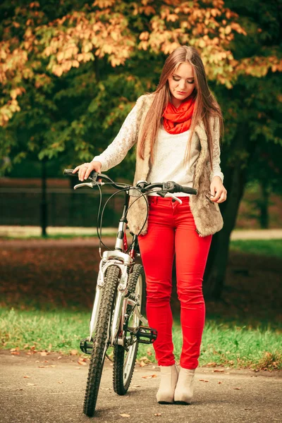 Chica relajante con bicicleta . —  Fotos de Stock