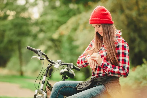 Fille détente avec vélo . — Photo