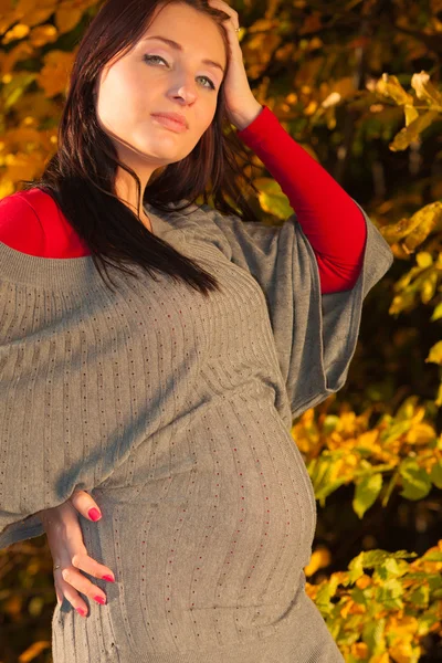 Pregnant woman walking — Stock Photo, Image