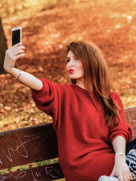 Meisje dat neemt zelf foto — Stockfoto