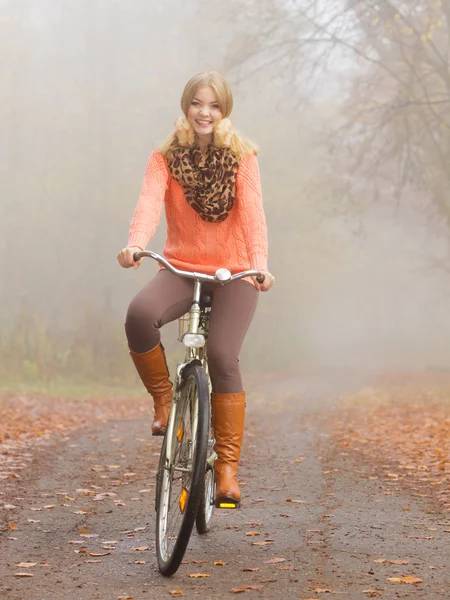 Femme vélo dans le parc d'automne . — Photo