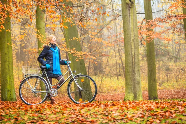 Szczęśliwa kobieta aktywna jazda rowerem — Zdjęcie stockowe