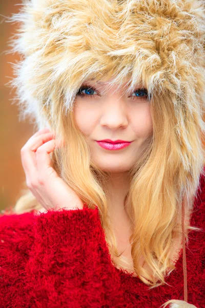 Vrouw in winter kleding poseren — Stockfoto