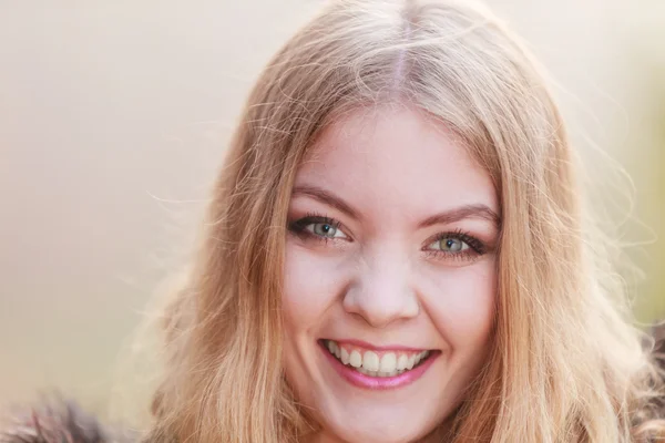 Mujer bastante sonriente — Foto de Stock