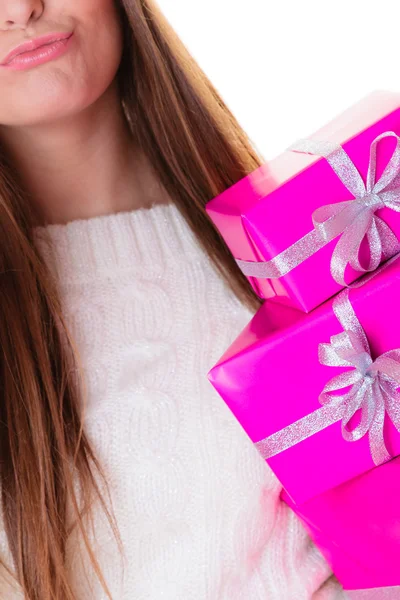Menina com muitas caixas de presente rosa — Fotografia de Stock