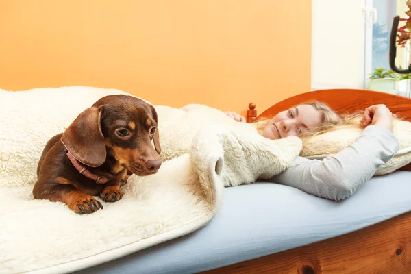 Donna con cane svegliarsi — Foto Stock