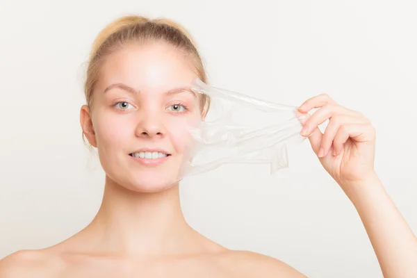 Menina remoção facial casca fora máscara — Fotografia de Stock