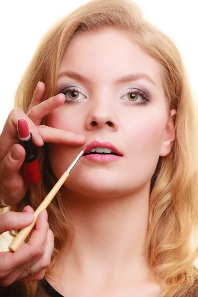 Artista applicando rossetto — Foto Stock