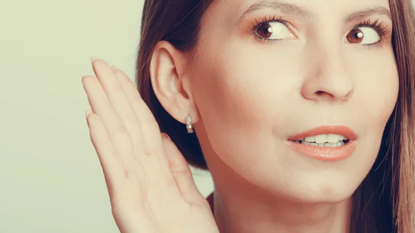 Dívka, odposlouchávání s rukou na uchu — Stock fotografie