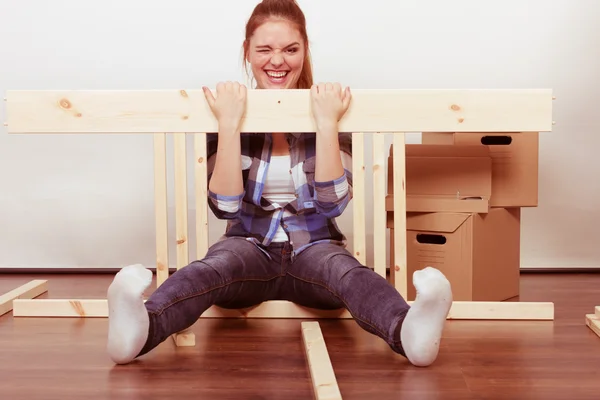 Frau zieht beim Zusammenbau von Möbeln ein — Stockfoto