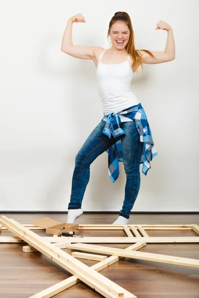 Vrouw verplaatsen naar nieuwe appartement — Stockfoto