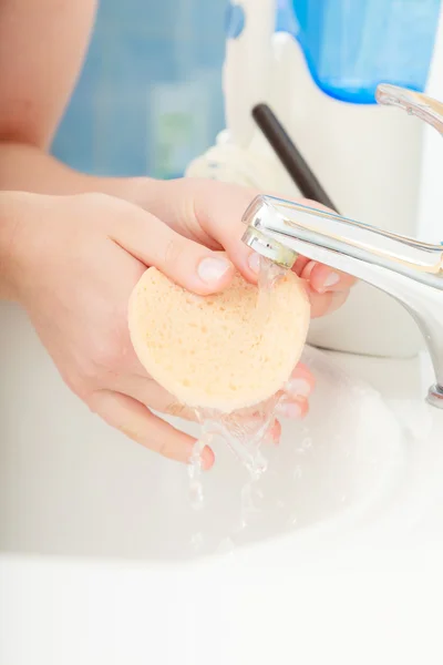 Femme se laver les mains — Photo