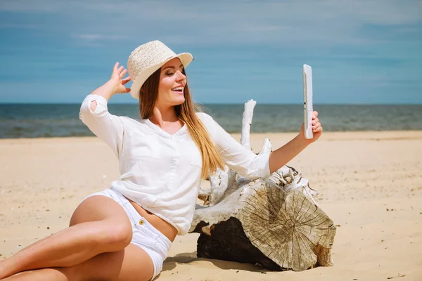 Woman taking selfie — Stock Photo, Image