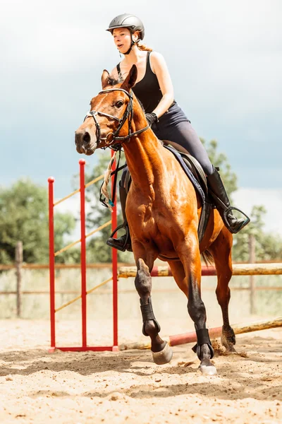 Vrouw jockey paardrijden paard. — Stockfoto