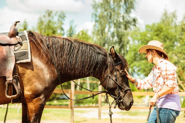 Cowgirl i hatt med häst. — Stockfoto
