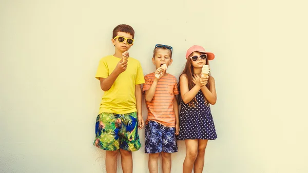 Małe dzieci jedzenie lody — Zdjęcie stockowe
