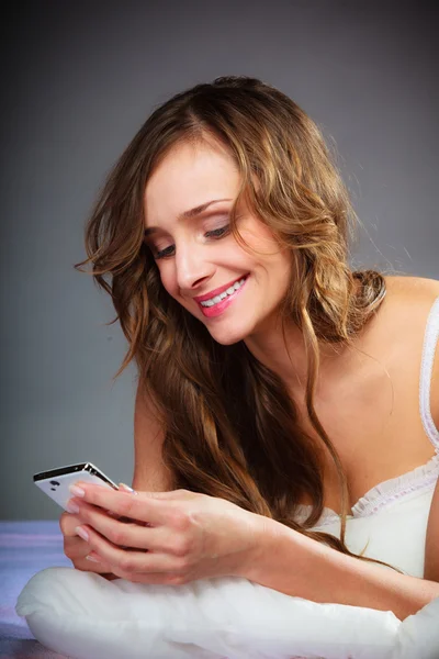 Mujer sosteniendo smartphone — Foto de Stock