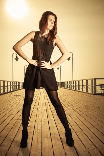 Mujer posando en muelle — Foto de Stock