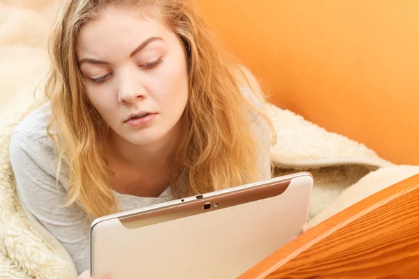 Jonge vrouw met computer — Stockfoto