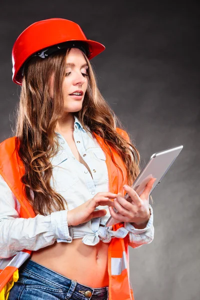 Vrouw constructeur met Tablet PC werken. — Stockfoto