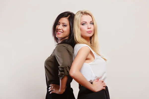 Two fashion women african and caucasian posing — Stock Photo, Image