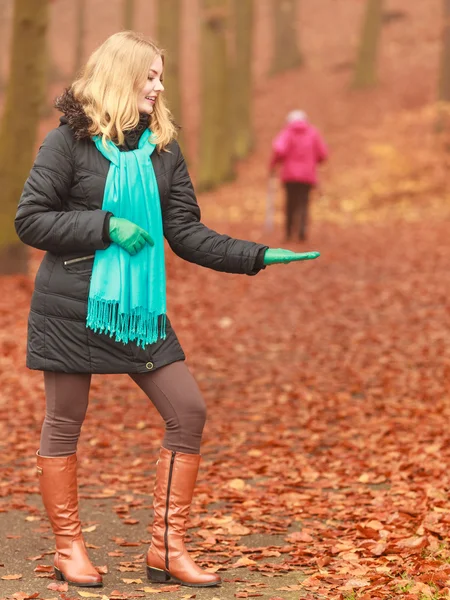 Sonriente mujer rubia de moda en chaqueta en el parque . —  Fotos de Stock