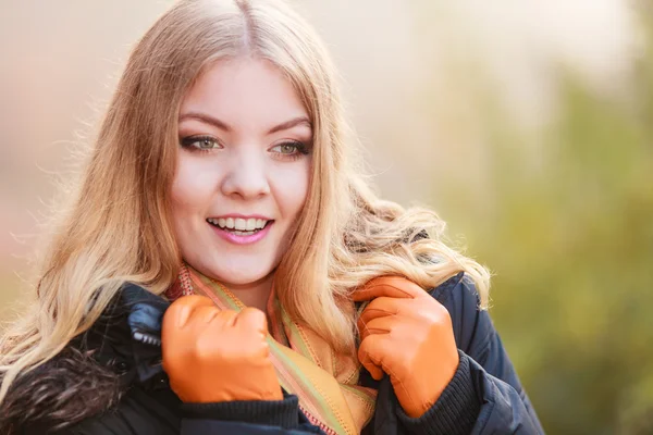 Portrét docela usměvavá žena v bundě. — Stock fotografie