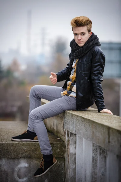 Guapo hombre de moda al aire libre —  Fotos de Stock